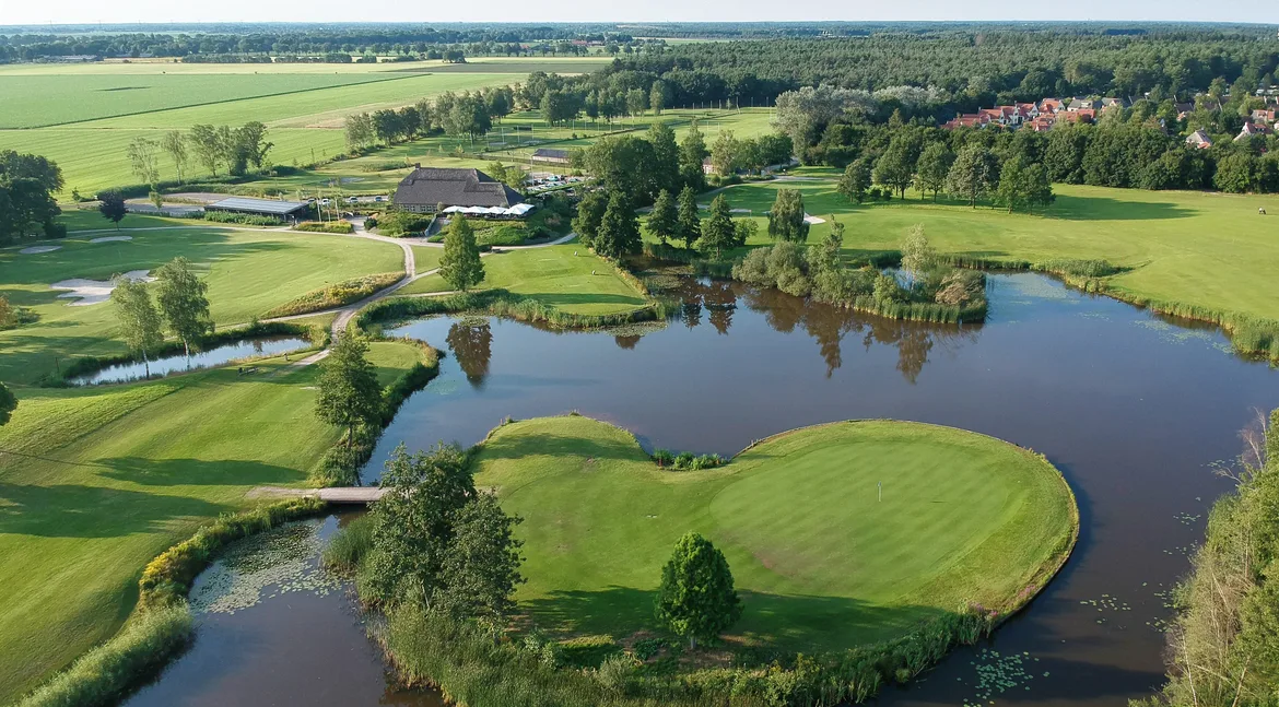 Overview hole 15 en clubhuis