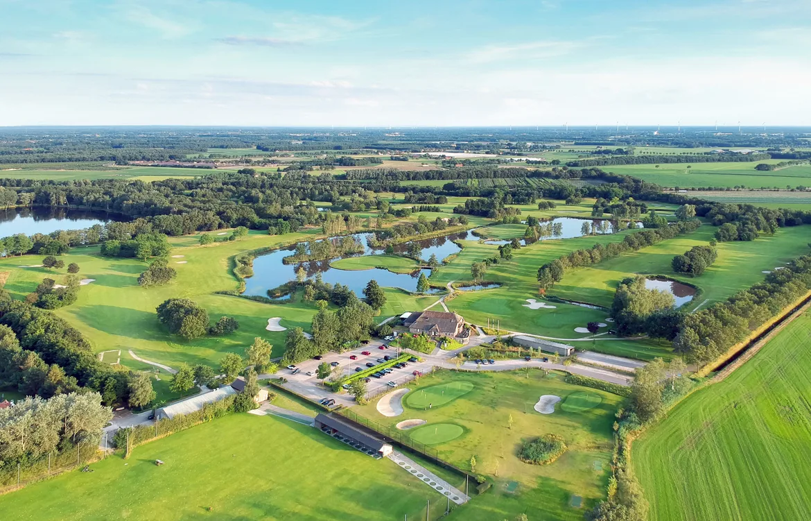 drone-view van De Peelse Golf met oefenfaciliteiten en clubhuis