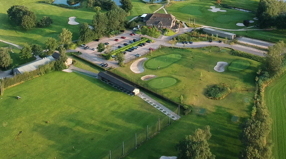 Oefenfaciliteiten rondom het clubhuis