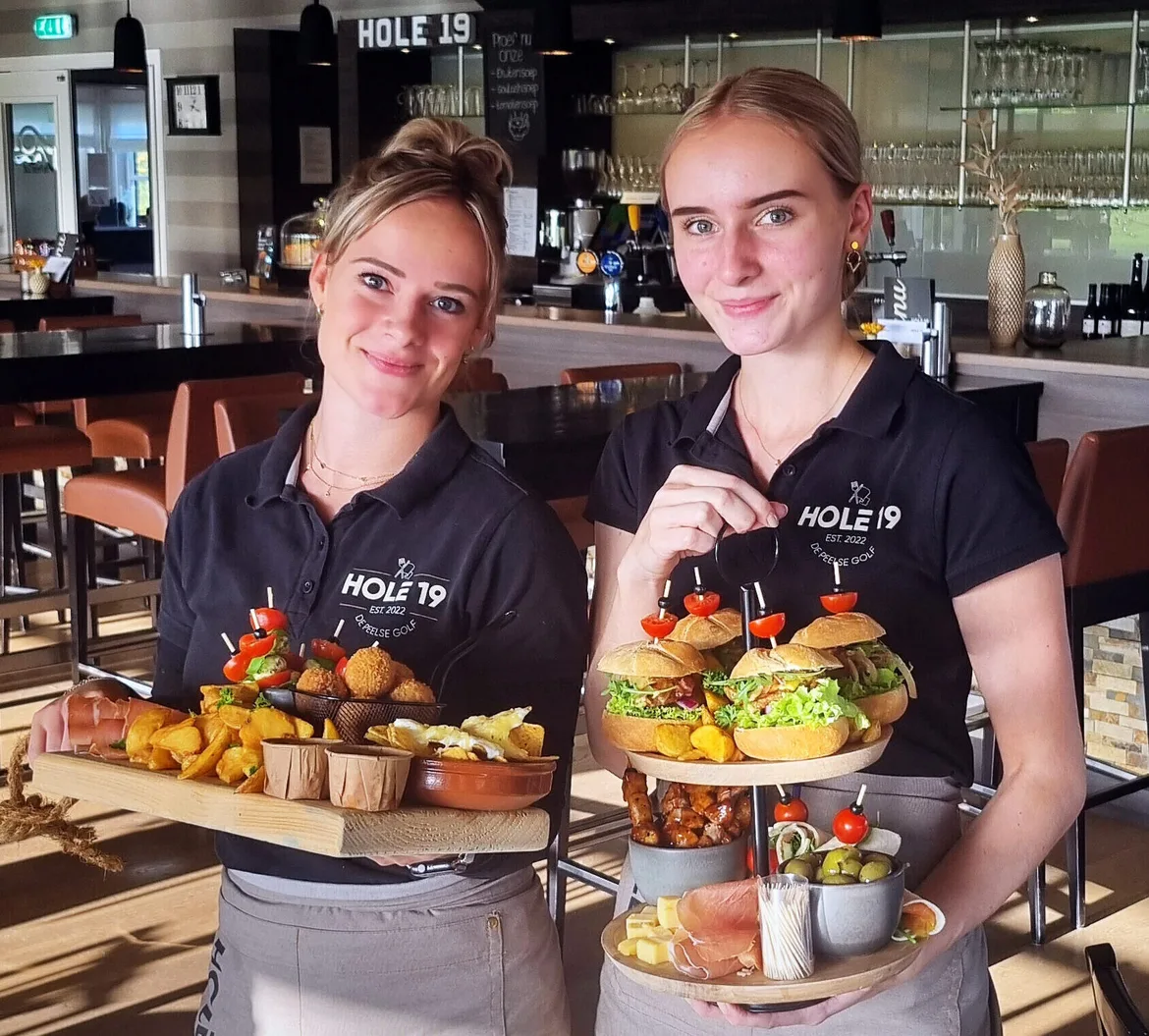 Melanie met collega met volle schalen lekkere hapjes
