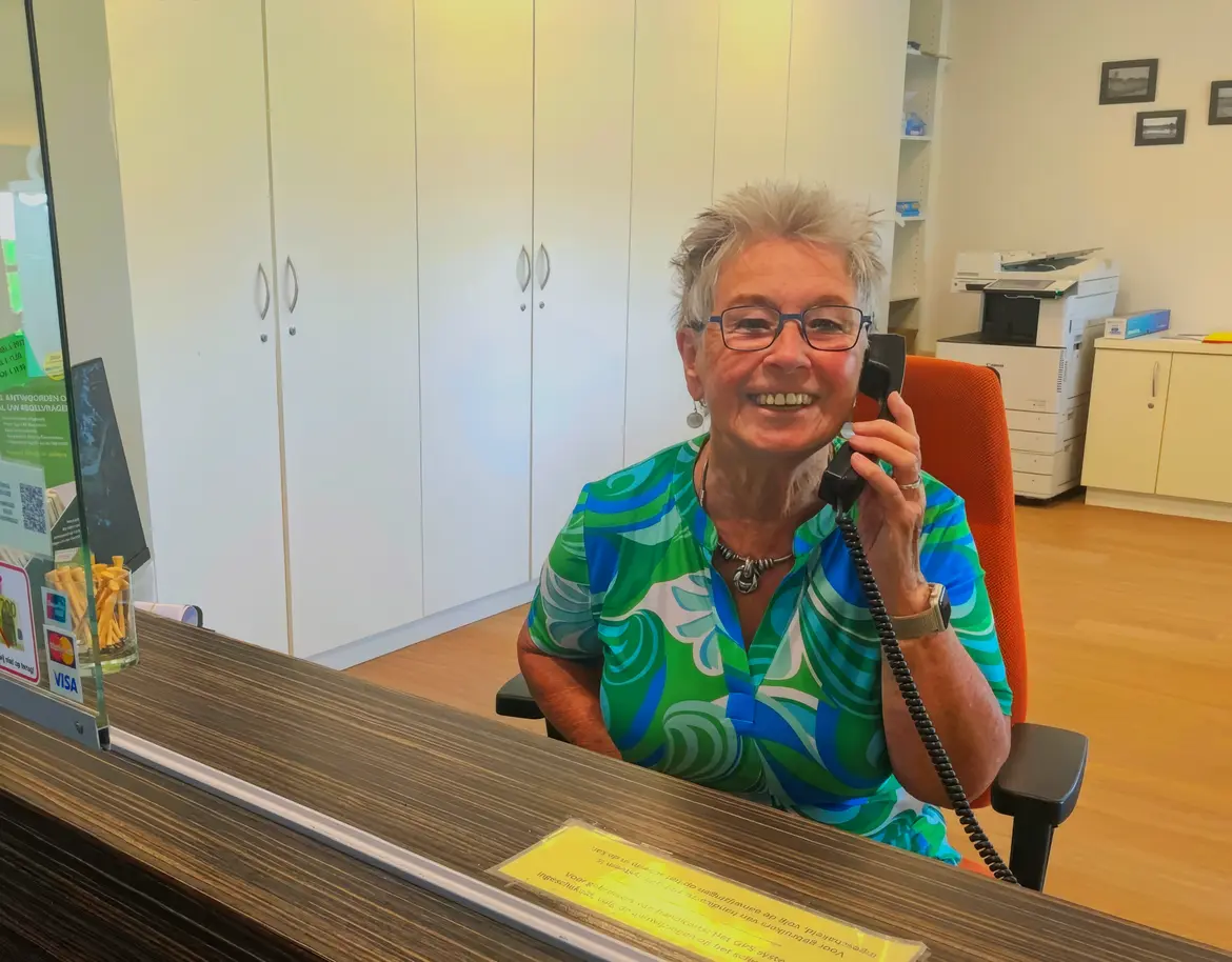 Receptiebalie clubhuis met vrijwilliger Willy