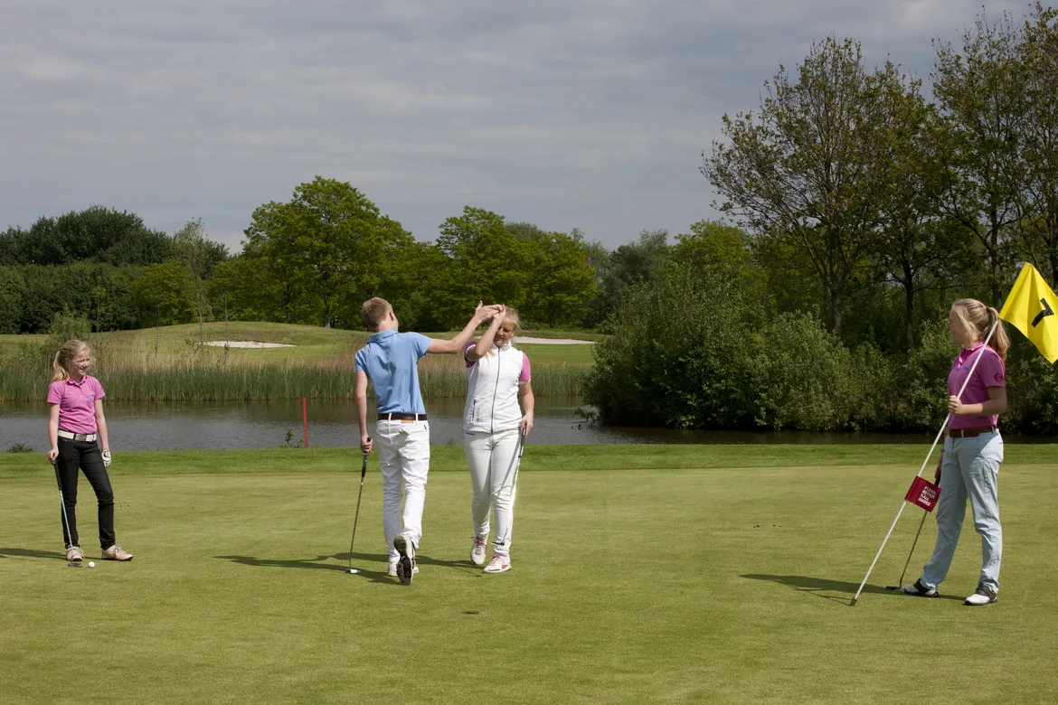 4 jongeren op de green
