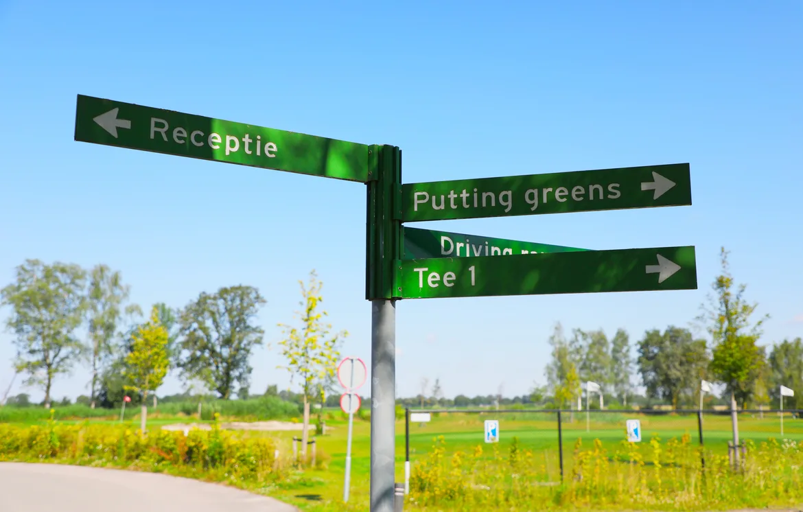 richtingaanwijzers putting greens, driving range, tee 1 en receptie