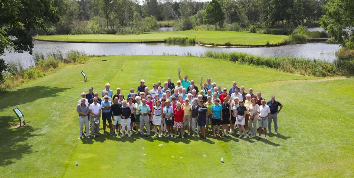 Groepsfoto van een groot deel van de vele vrijwilligers van De Peelse Golf