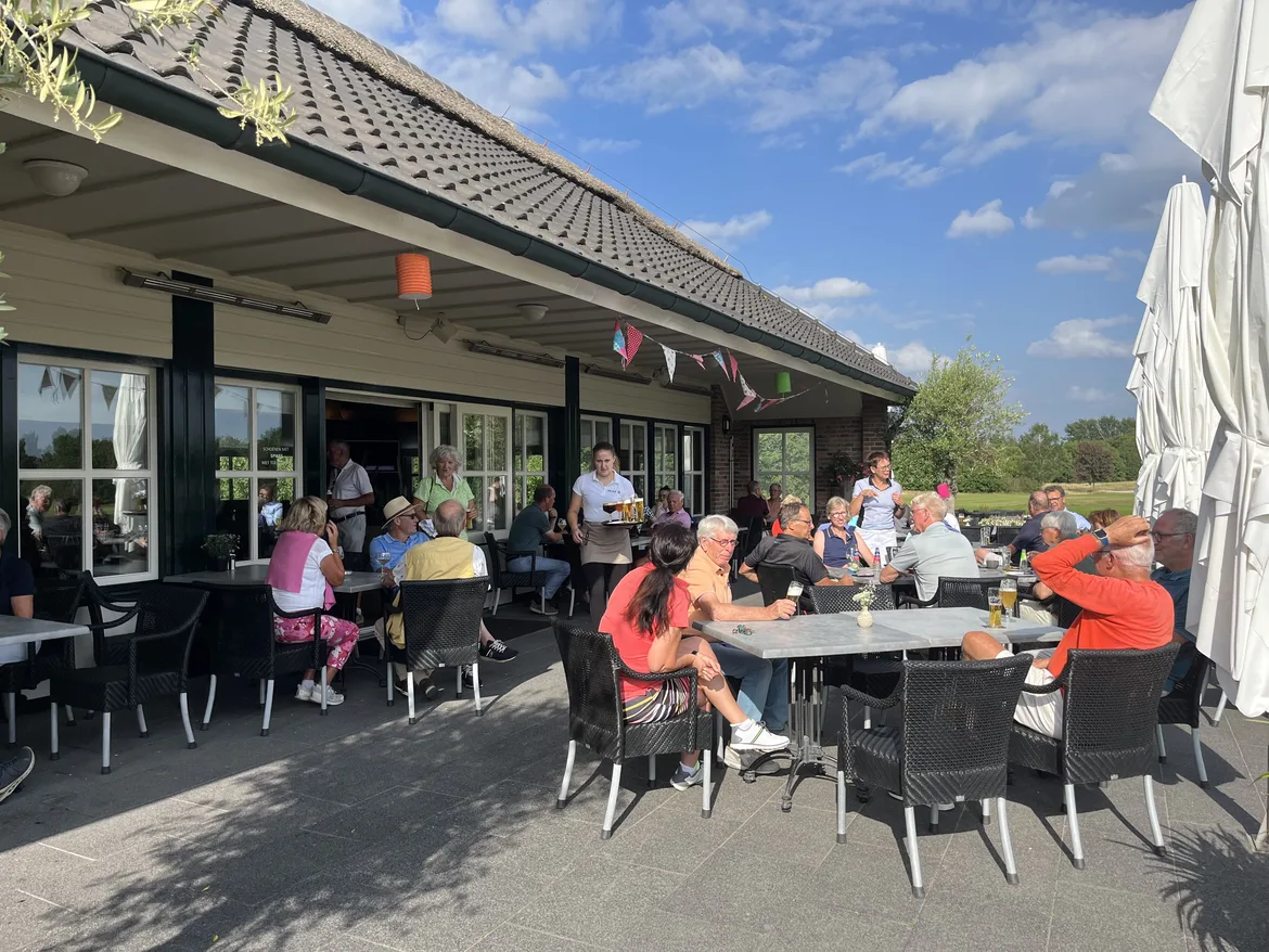 Terras van Hole 19 met leden tijdens de Oranjebokaal
