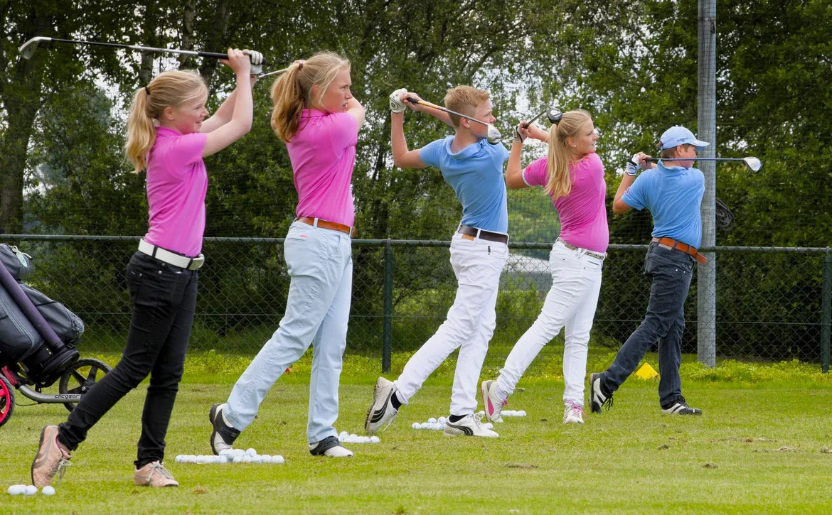 5 jongeren op de driving range
