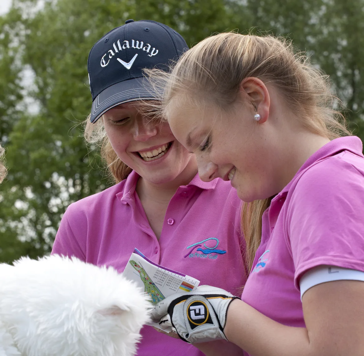 Twee jonge speelsters met scorekaart