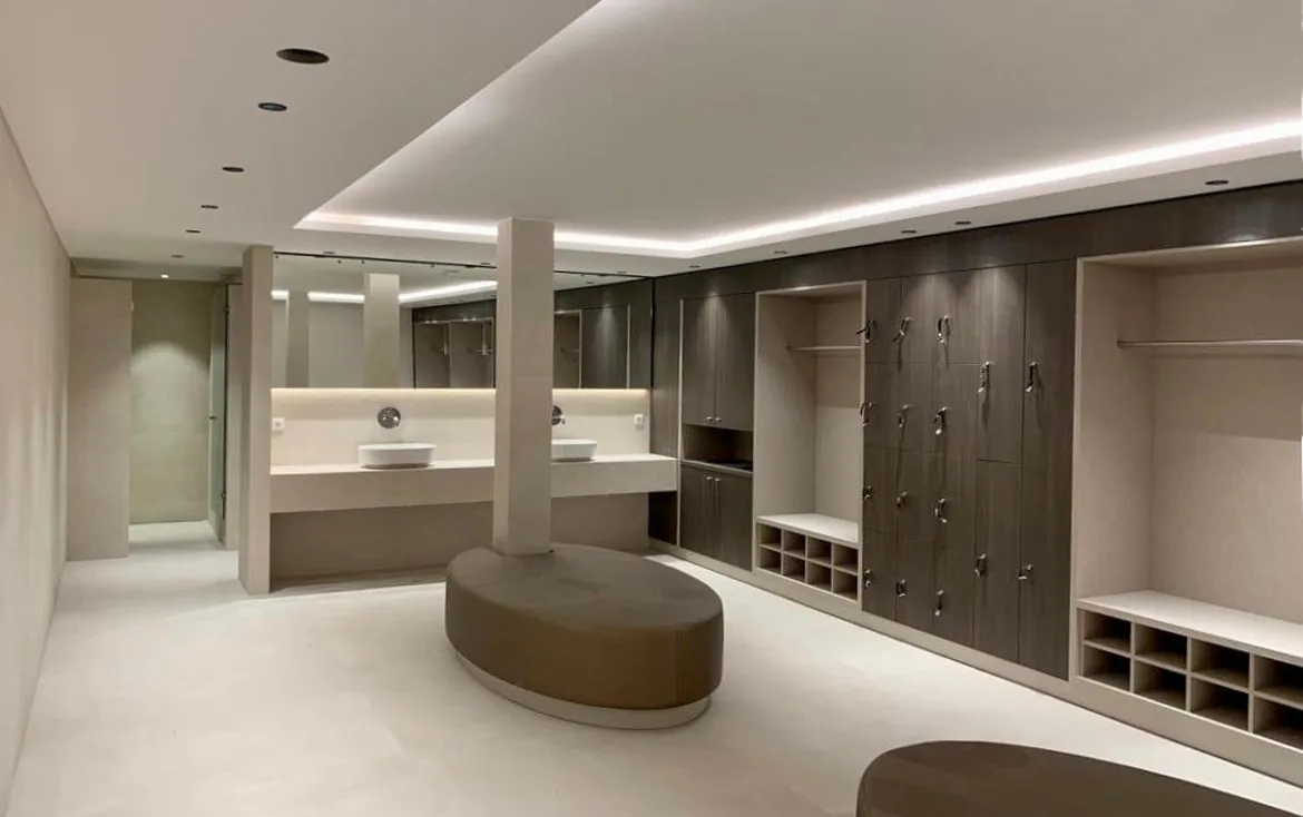 Luxe, ruime kleedruimte met douches, toiletten en lockers voor valuables.