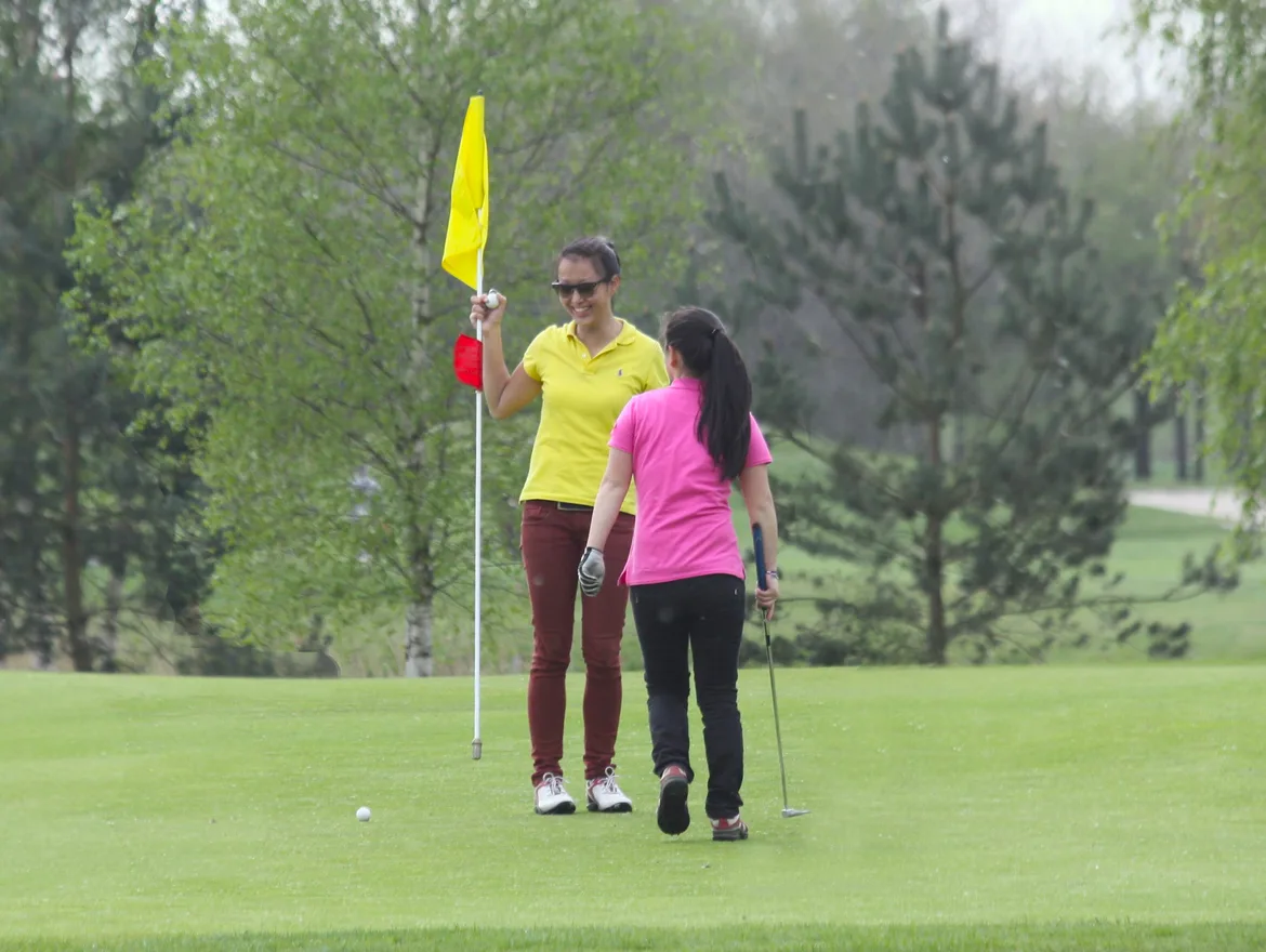 twee jonge vrouwen op de green van hole 9