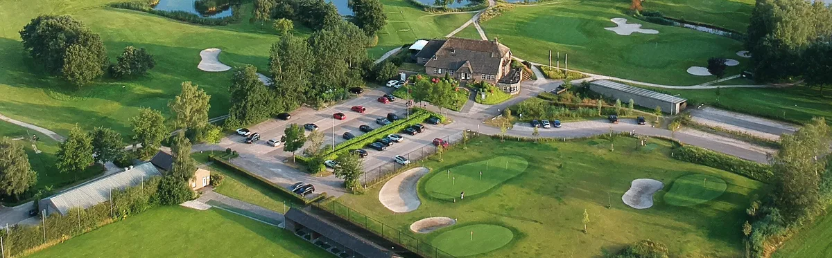 Clubhuis en oefenfaciliteiten: de driving range en de oefen greens