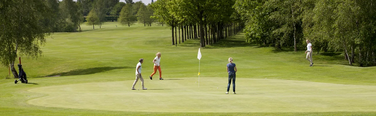 Flight van 4 dames lopen op de green van hole 9
