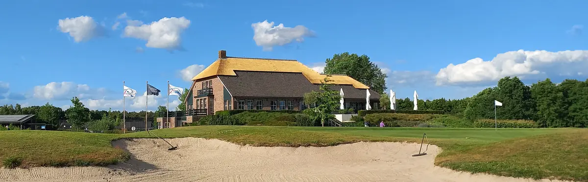 clubhuis in traditionele Engelse landschapsstijl met wijds uitzicht over maar liefst zes holes