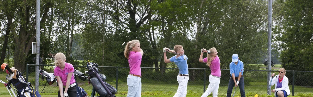 5 jongeren op de driving range