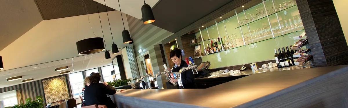 twee mensen aan de bar in Hole 19