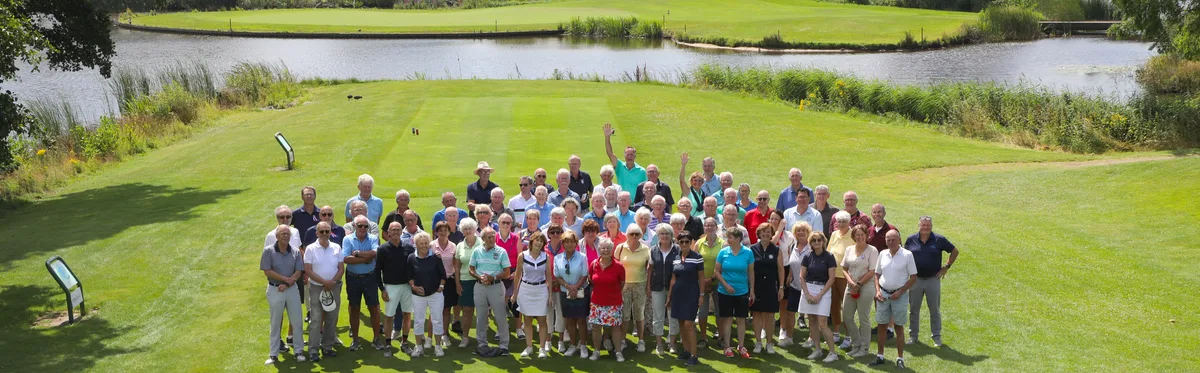 Groepsfoto van een groot deel van de vele vrijwilligers van De Peelse Golf