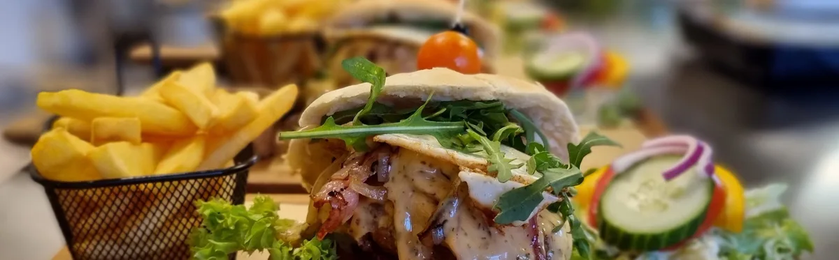Overheerlijke hamburger met friet en salade