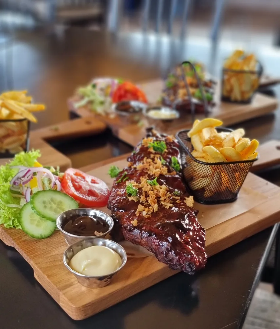 biefstuk met friet en salade