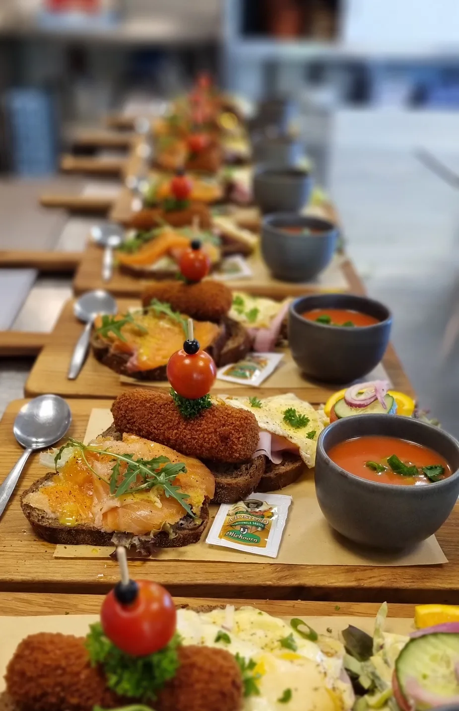 Lunchplankjes met kroket, tomatensoep, brood en meer